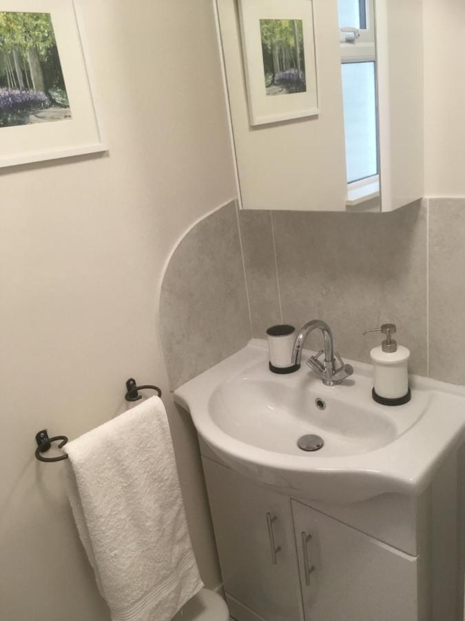 Cute Self-Contained Guest Room With Ensuite And Private Decked Porch In Glastonbury Bagian luar foto