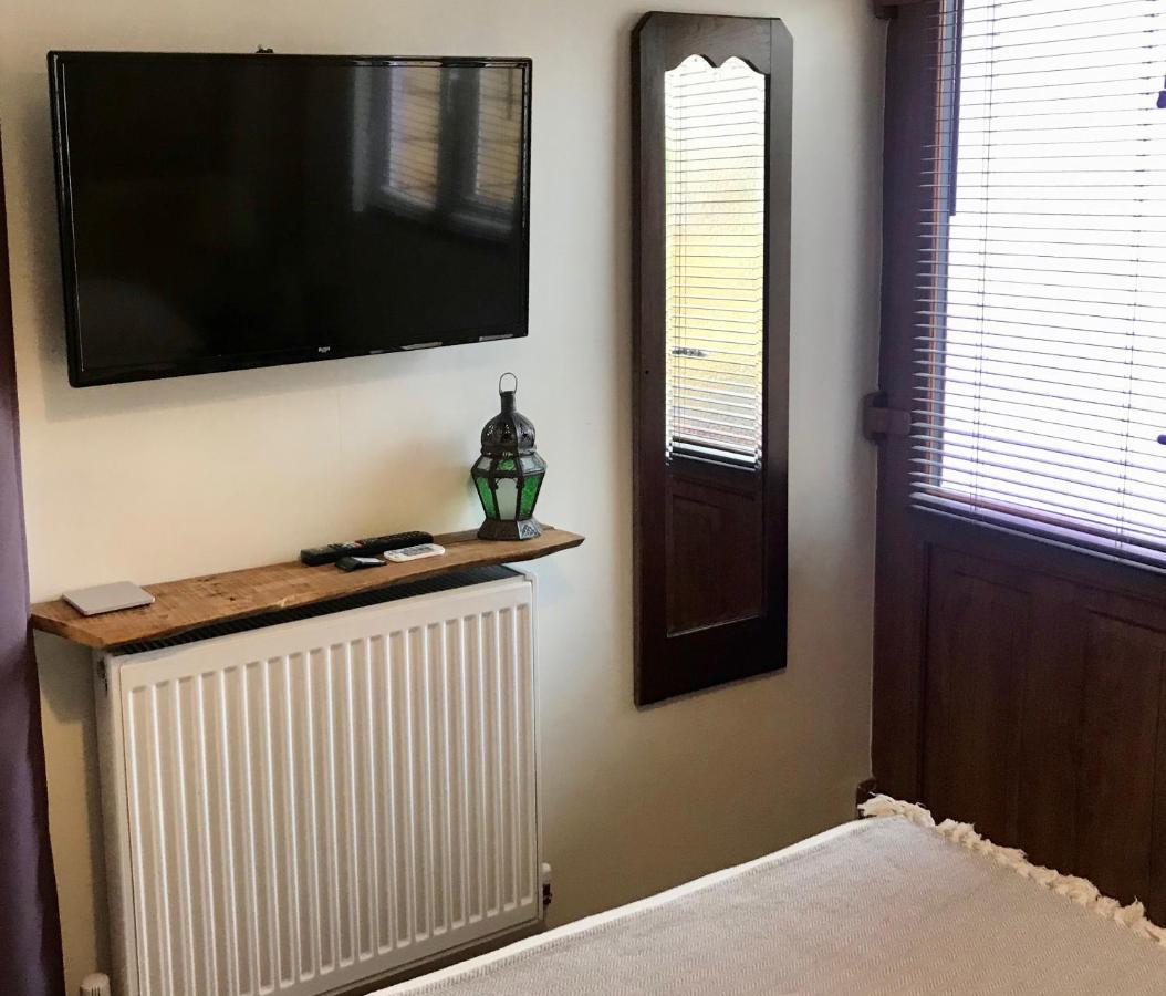 Cute Self-Contained Guest Room With Ensuite And Private Decked Porch In Glastonbury Bagian luar foto
